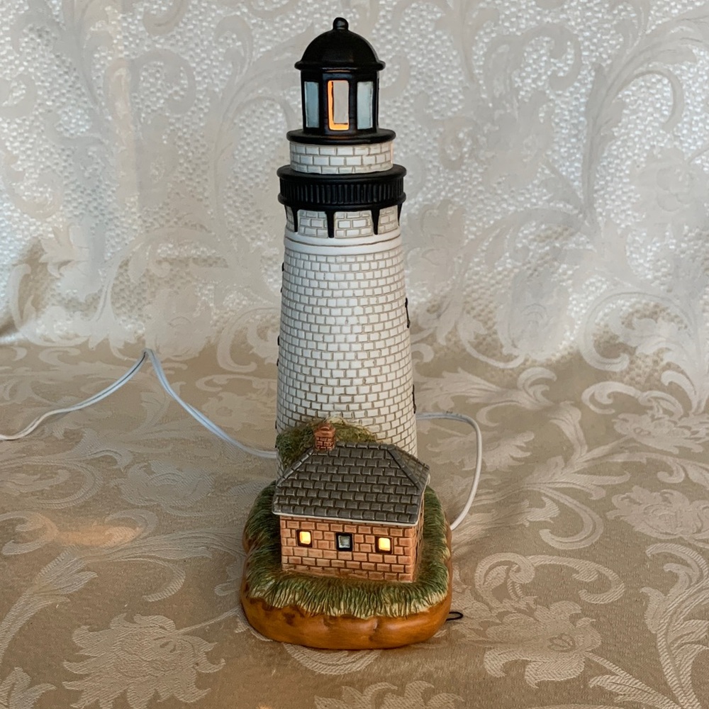 St Simons Island Lighthouse , lamp with switched cord hand painted - Picture 2 of 9